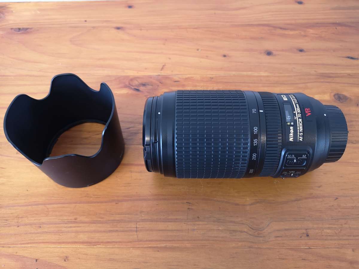 Nikon ED AF-S Nikkor 70-300mm f4.5 - 5.6 G VR zoom lens **please read**