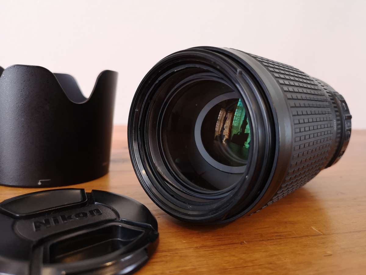 Nikon ED AF-S Nikkor 70-300mm f4.5 - 5.6 G VR zoom lens **please read**