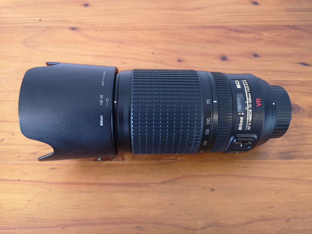 Nikon ED AF-S Nikkor 70-300mm f4.5 - 5.6 G VR zoom lens **please read**