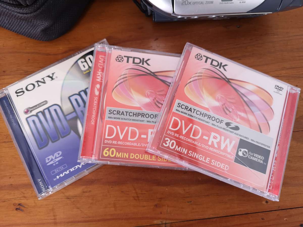 Sony Handycam DCR-DVD605e camcorder