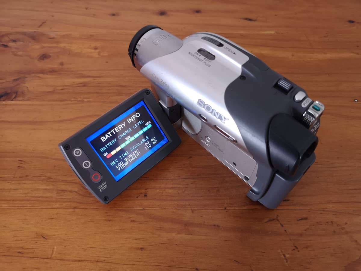 Sony Handycam DCR-DVD605e camcorder