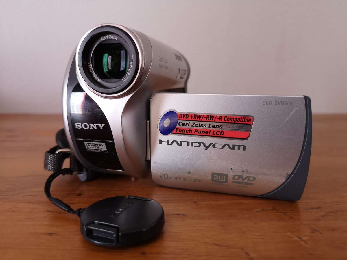 Sony Handycam DCR-DVD605e camcorder