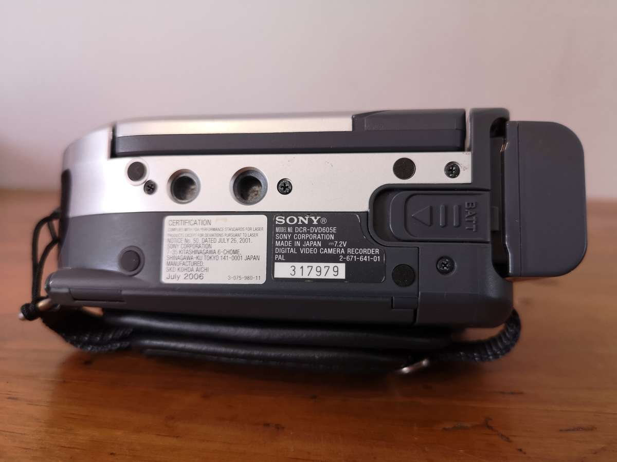 Sony Handycam DCR-DVD605e camcorder