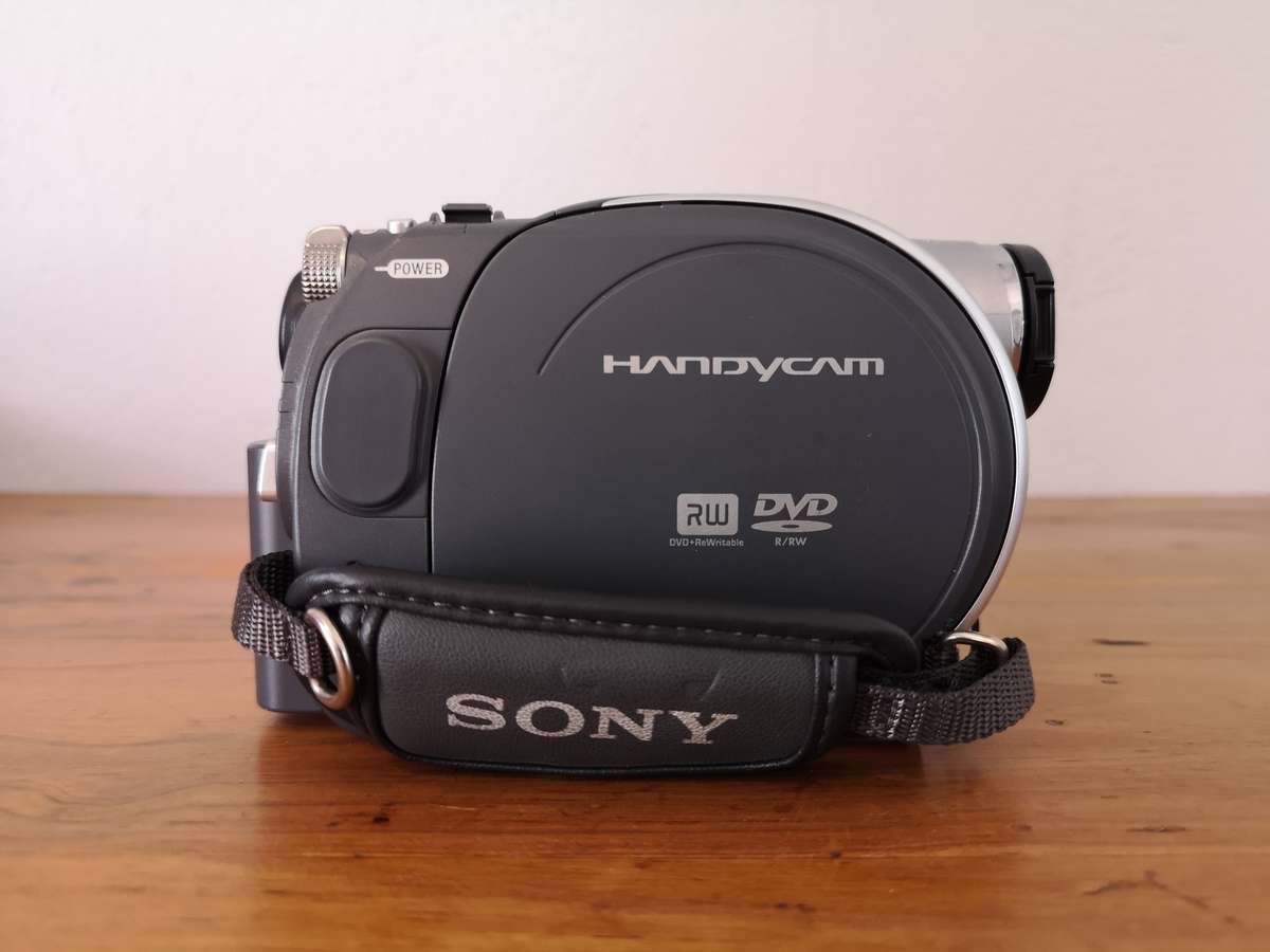 Sony Handycam DCR-DVD605e camcorder