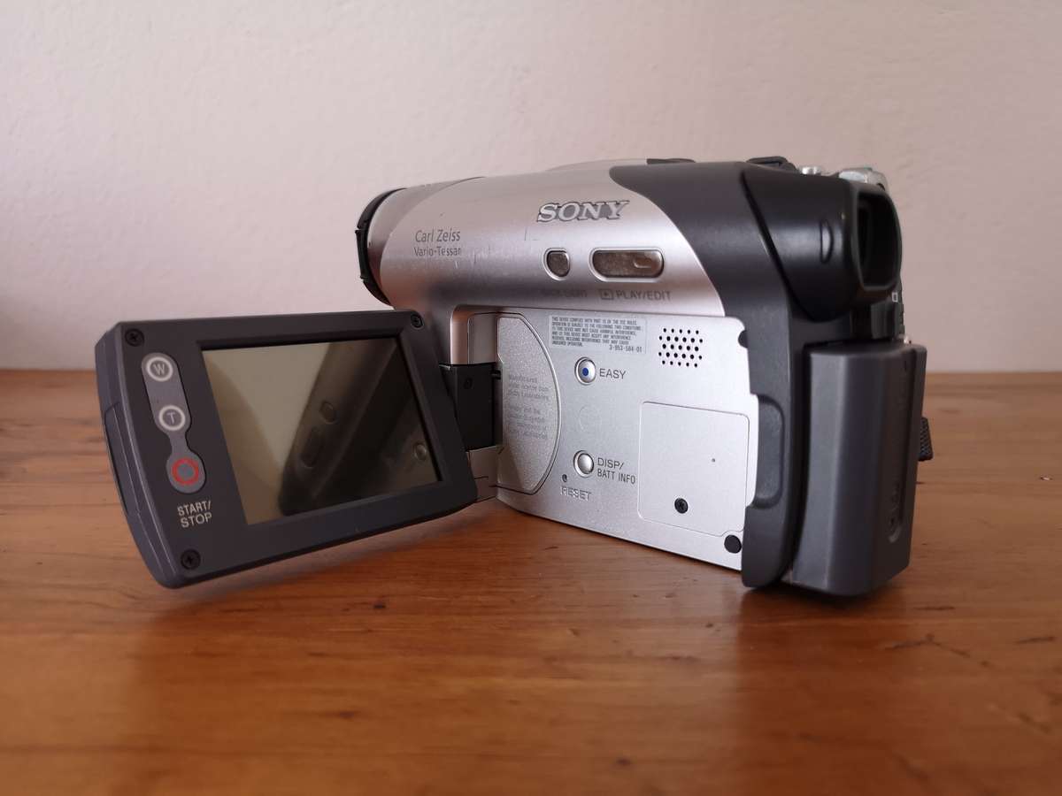 Sony Handycam DCR-DVD605e camcorder