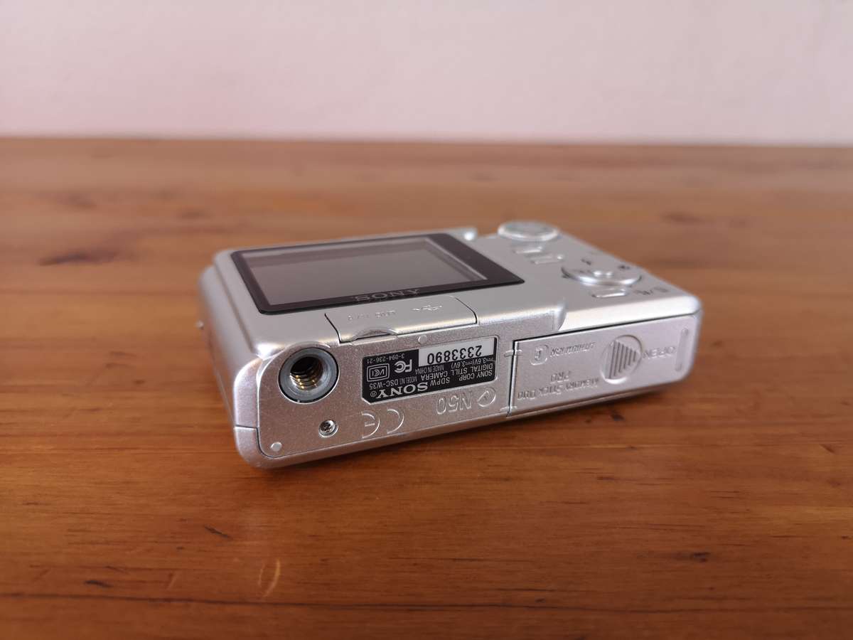 Sony Cybershot DSC-W35 compact digital point & shoot camera *no charger*