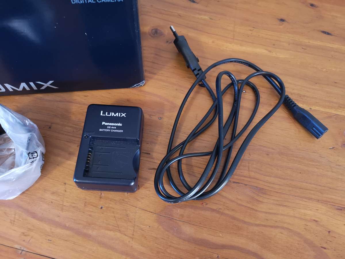 Panasonic Lumix DMC-FZ8 digital compact bridge camera Leica Vario Elmarit