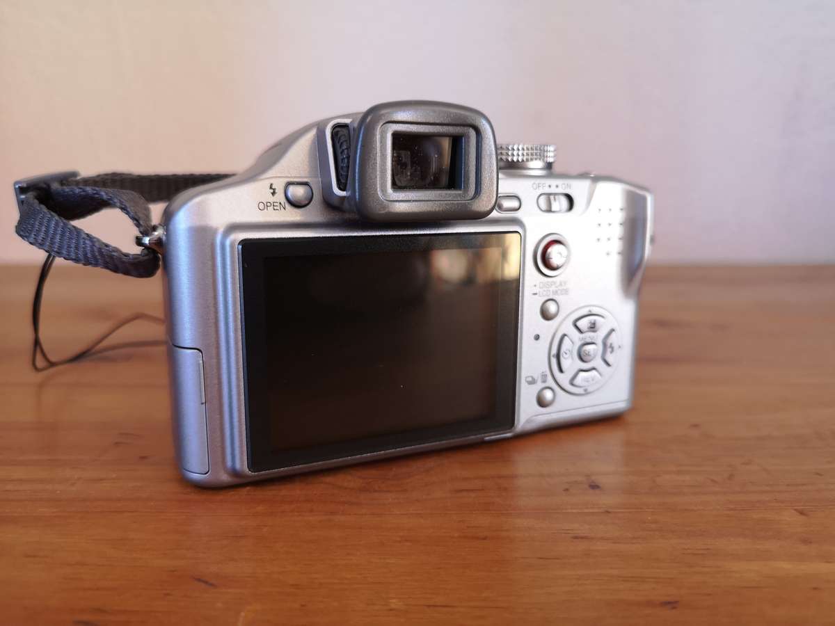 Panasonic Lumix DMC-FZ8 digital compact bridge camera Leica Vario Elmarit