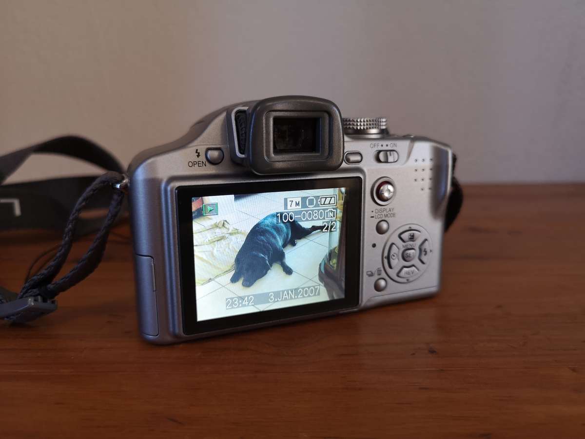 Panasonic Lumix DMC-FZ8 digital compact bridge camera Leica Vario Elmarit