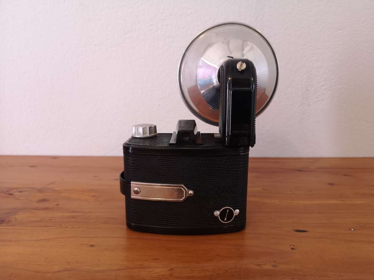 Agfa Clack bakelite camera and flash