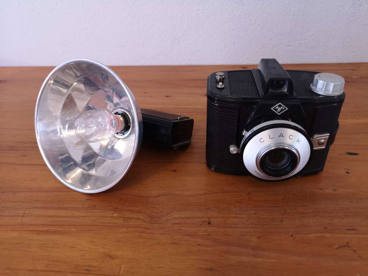 Agfa Clack bakelite camera and flash
