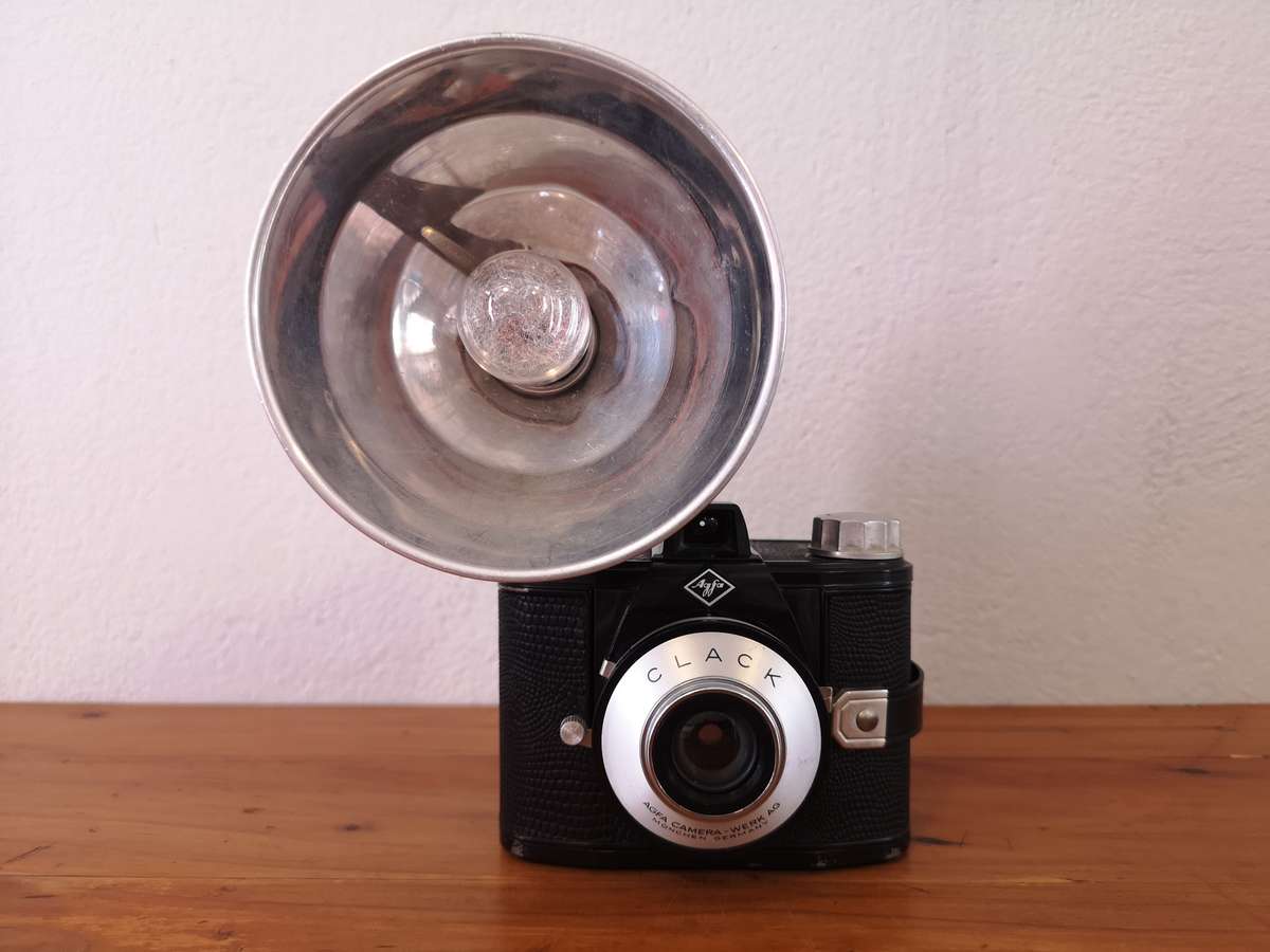 Agfa Clack bakelite camera and flash