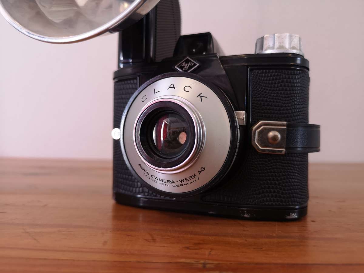 Agfa Clack bakelite camera and flash