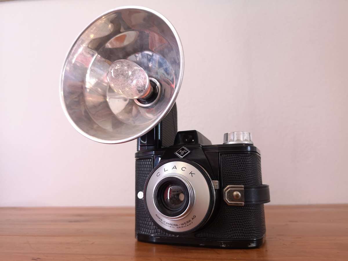 Agfa Clack bakelite camera and flash