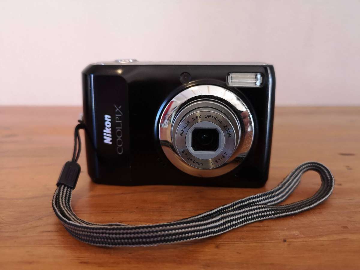 Nikon Coolpix L20 10mp ccd sensor compact digital point & shoot camera