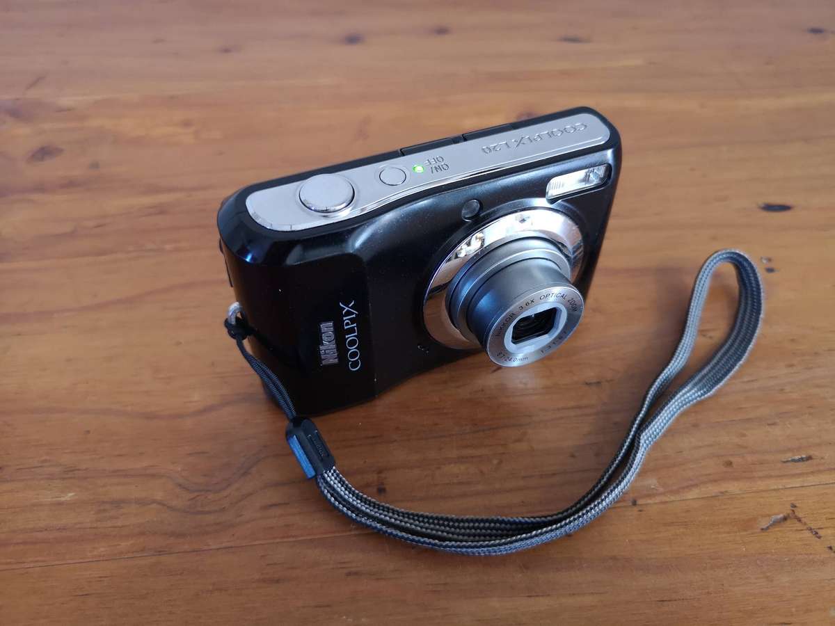 Nikon Coolpix L20 10mp ccd sensor compact digital point & shoot camera