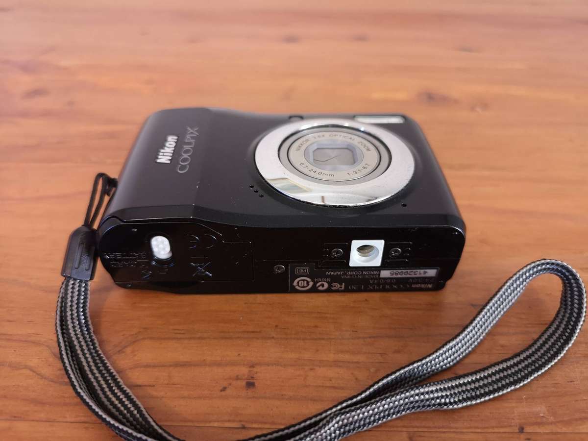 Nikon Coolpix L20 10mp ccd sensor compact digital point & shoot camera