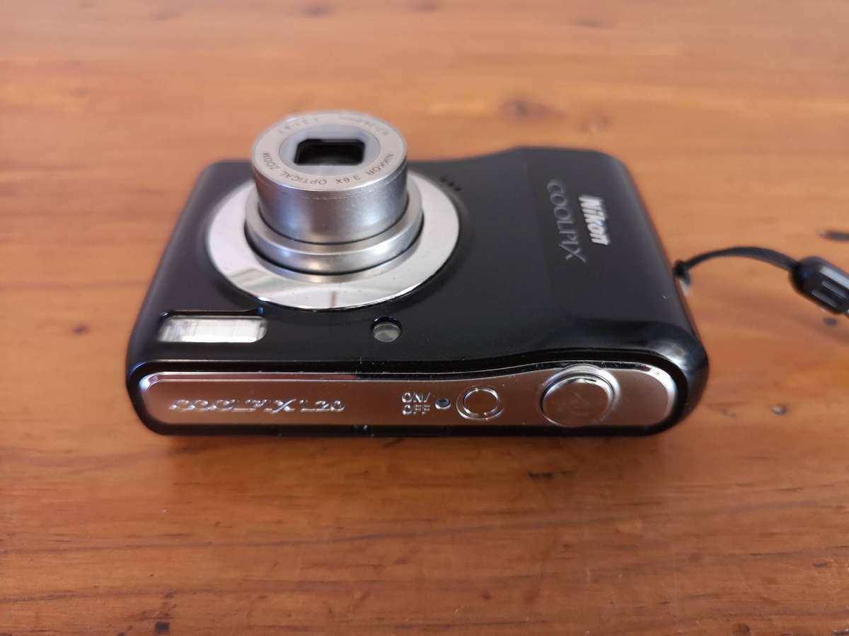 Nikon Coolpix L20 10mp ccd sensor compact digital point & shoot camera