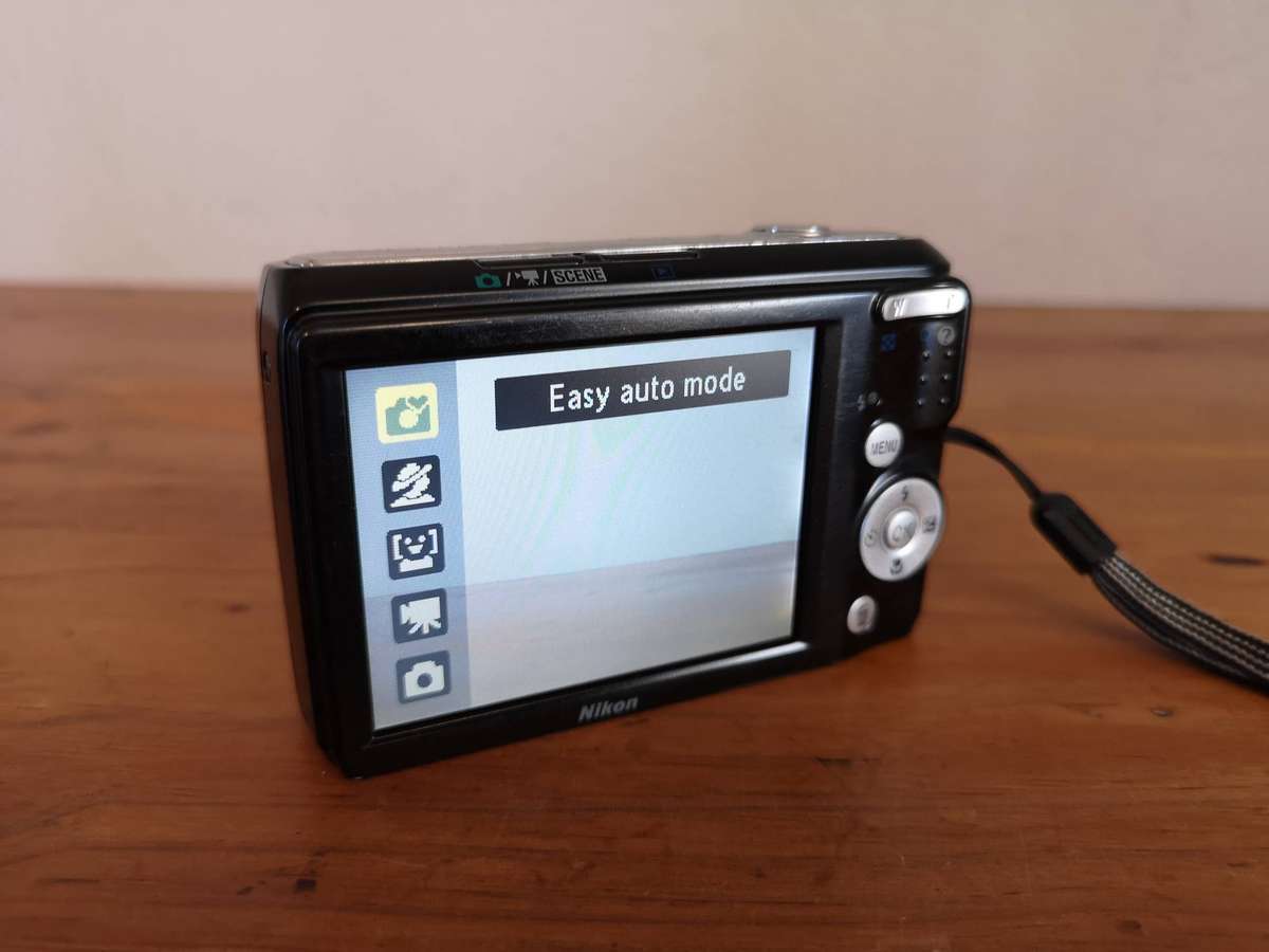 Nikon Coolpix L20 10mp ccd sensor compact digital point & shoot camera