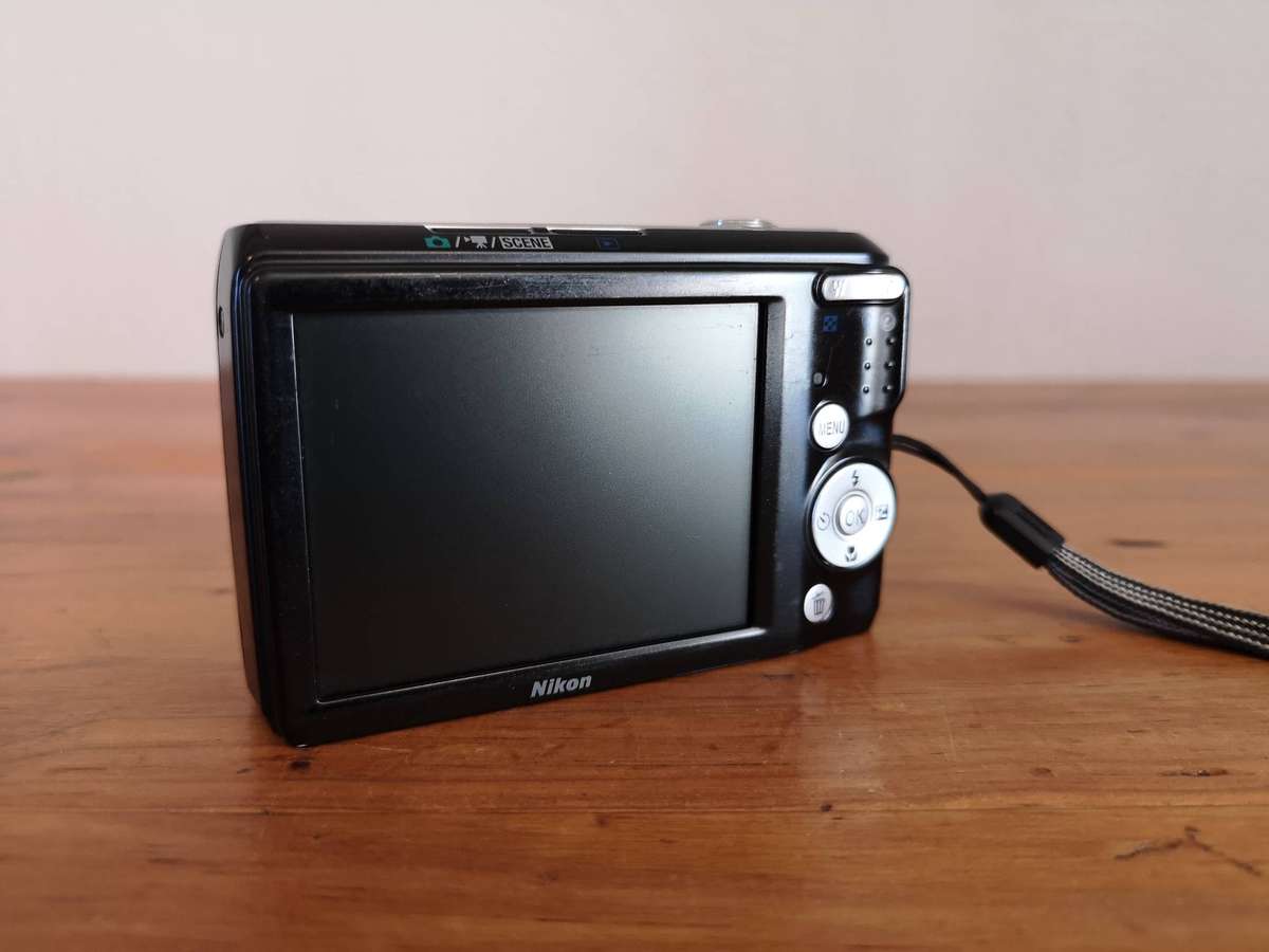 Nikon Coolpix L20 10mp ccd sensor compact digital point & shoot camera