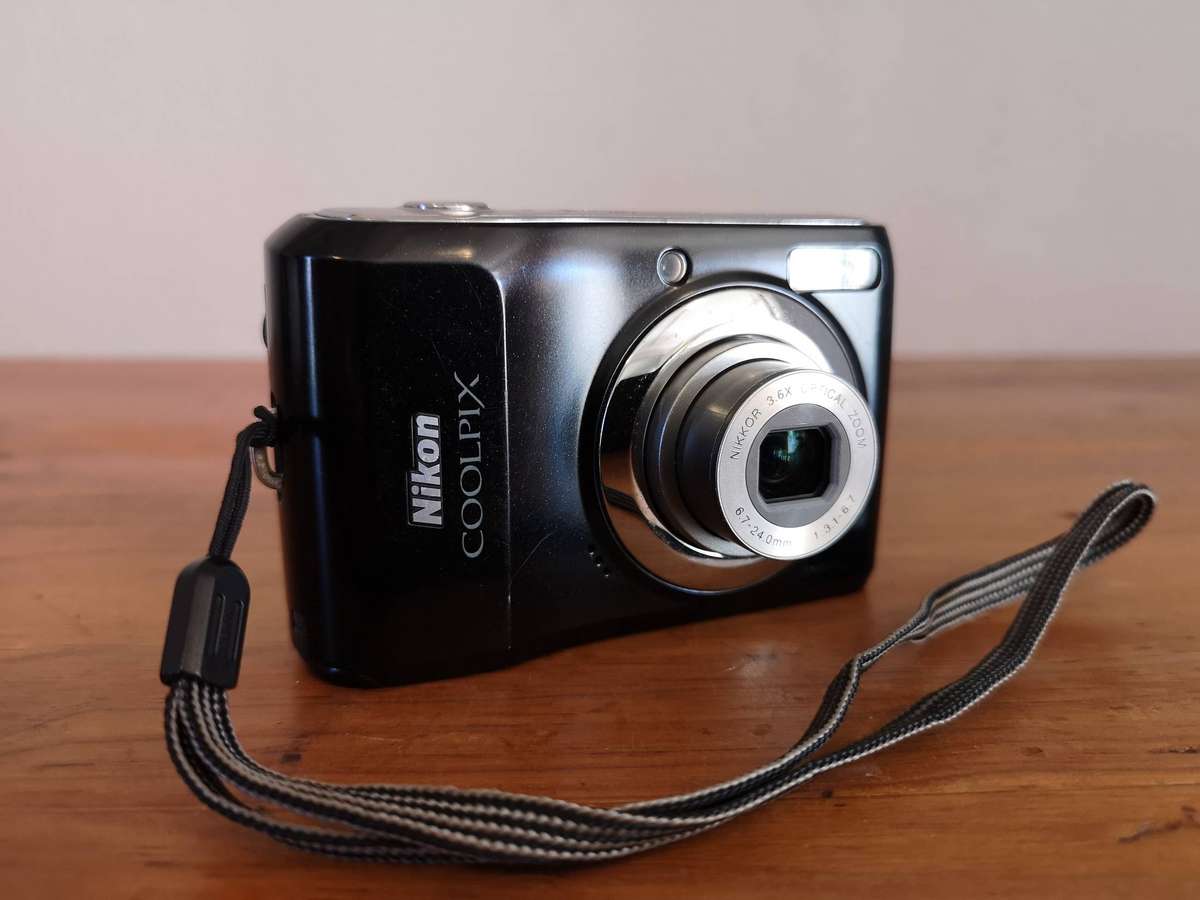 Nikon Coolpix L20 10mp ccd sensor compact digital point & shoot camera