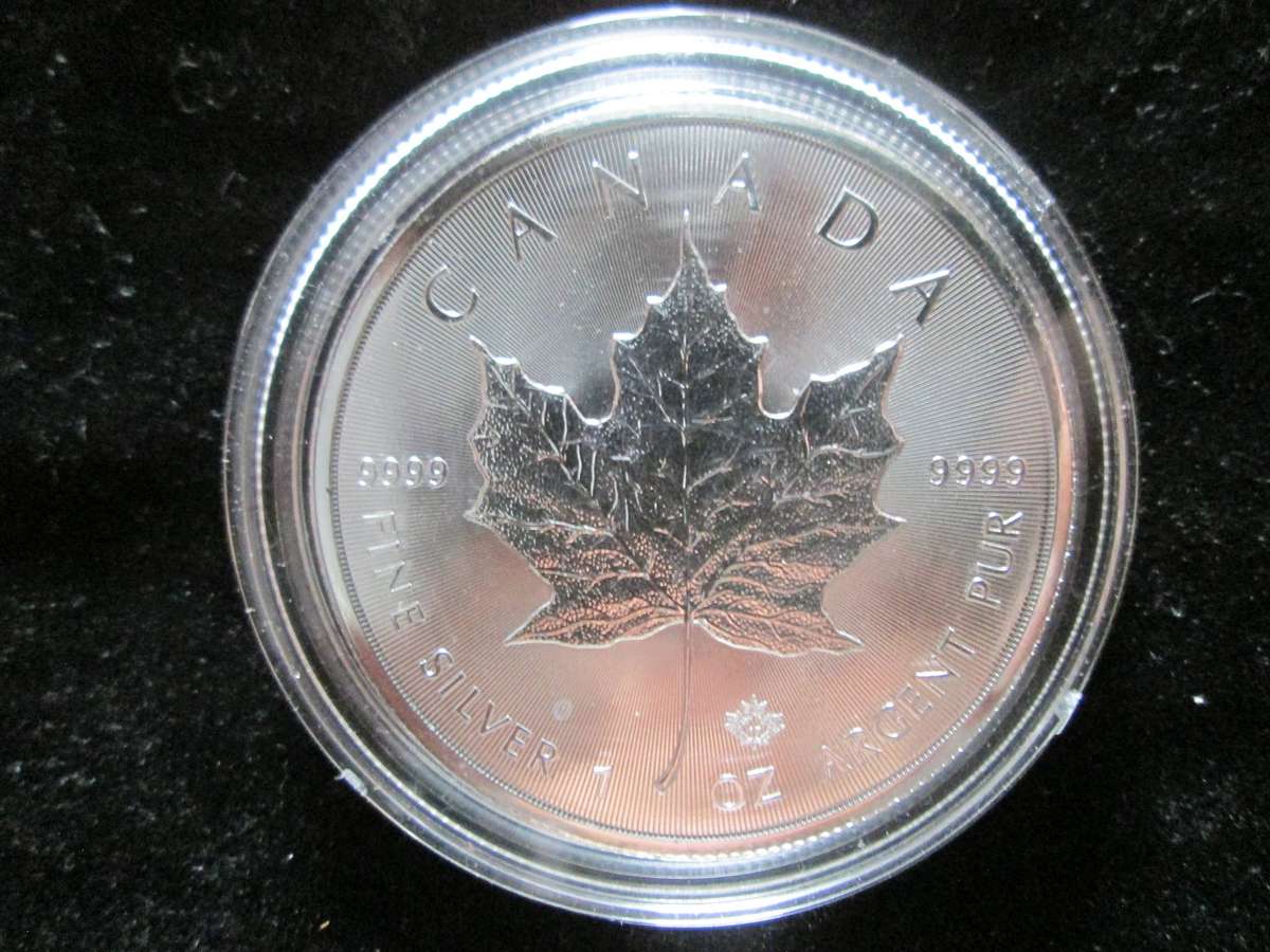 2017 Canada 1oz Silver Maple Leaf.  NB SLIGHT MILK SPOTS ON FRONT AND BACK.
