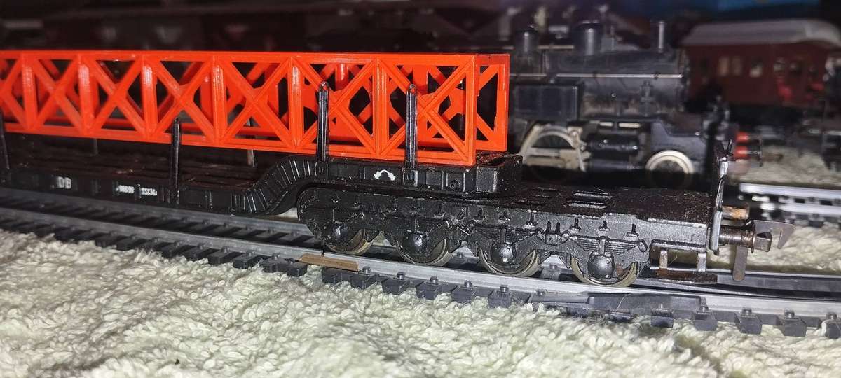 Fleischmann 8 Axle Articulated Heavy Duty Low Loader with Pylon Load - HO Scale