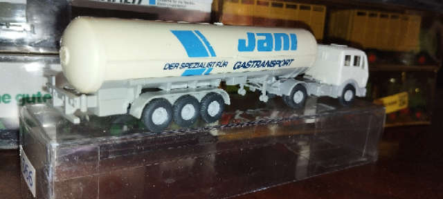Wiking Mercedes Benz Gas Tanker Lorry - Jani - 1/87 Scale