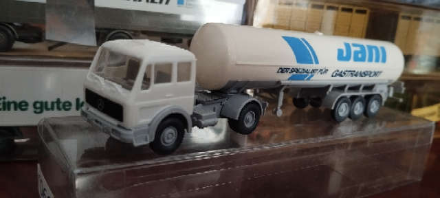 Wiking Mercedes Benz Gas Tanker Lorry - Jani - 1/87 Scale