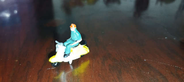 Scooter with Rider - Yellow - HO Scale