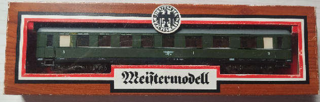 Liliput DR 2nd Class Compartment Coach - Stuttgart 83502 - HO Scale