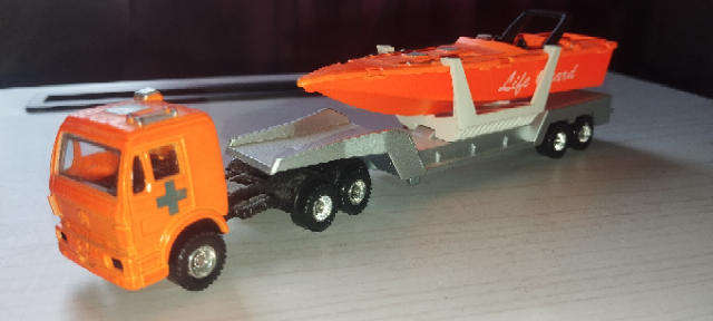 Maisto Mercedes Benz Lorry - Speedboat Load - 1/87 Scale