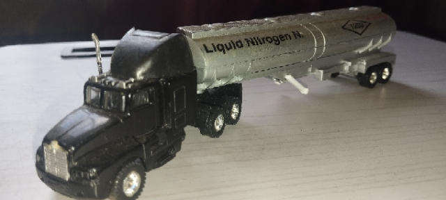 Maisto American Style Tanker Lorry - Liquid Nitrogen - 1/87 Scale