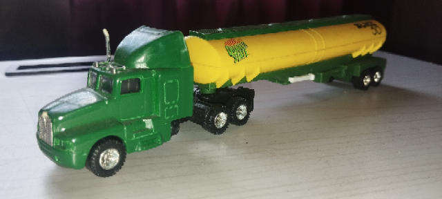 Maisto American Style Tanker Lorry - Quaker State - 1/87 Scale