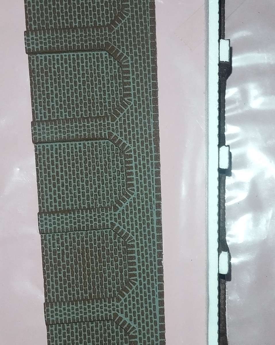 Set of Sloped Brickwork Embankment Retaining Walls - N Scale