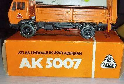 Conrad - Mercedes Benz Flatbed Truck with Atlas Hydraulic Crane - 1/50 scale