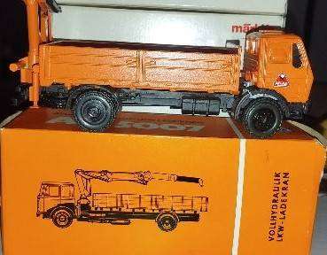 Conrad - Mercedes Benz Flatbed Truck with Atlas Hydraulic Crane - 1/50 scale