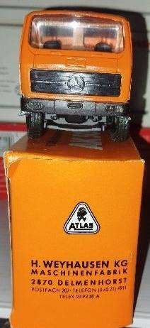 Conrad - Mercedes Benz Flatbed Truck with Atlas Hydraulic Crane - 1/50 scale