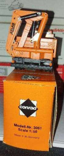 Conrad - Mercedes Benz Flatbed Truck with Atlas Hydraulic Crane - 1/50 scale