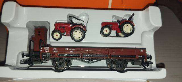 Märklin DB Flat Wagon with Brakemans Cabin and Two Tractor Load - 46978 - HO Scale