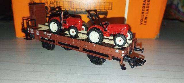 Märklin DB Flat Wagon with Brakemans Cabin and Two Tractor Load - 46978 - HO Scale