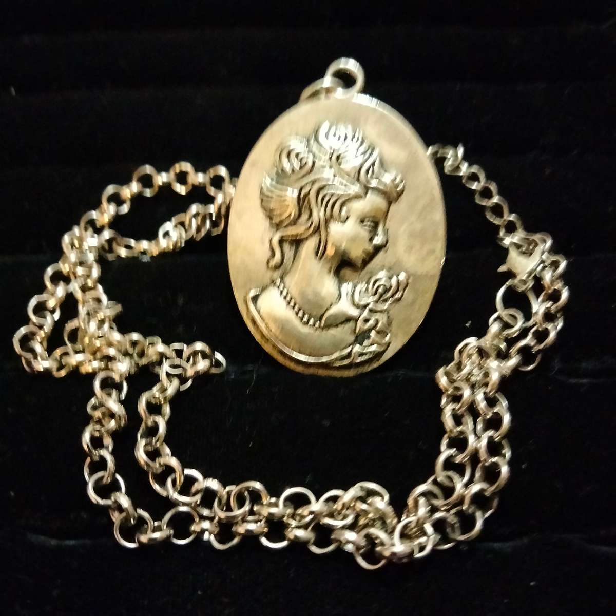 Necklace - Cameo Pendant metal embossed+ Silver tone Lobster clasp metal chain
