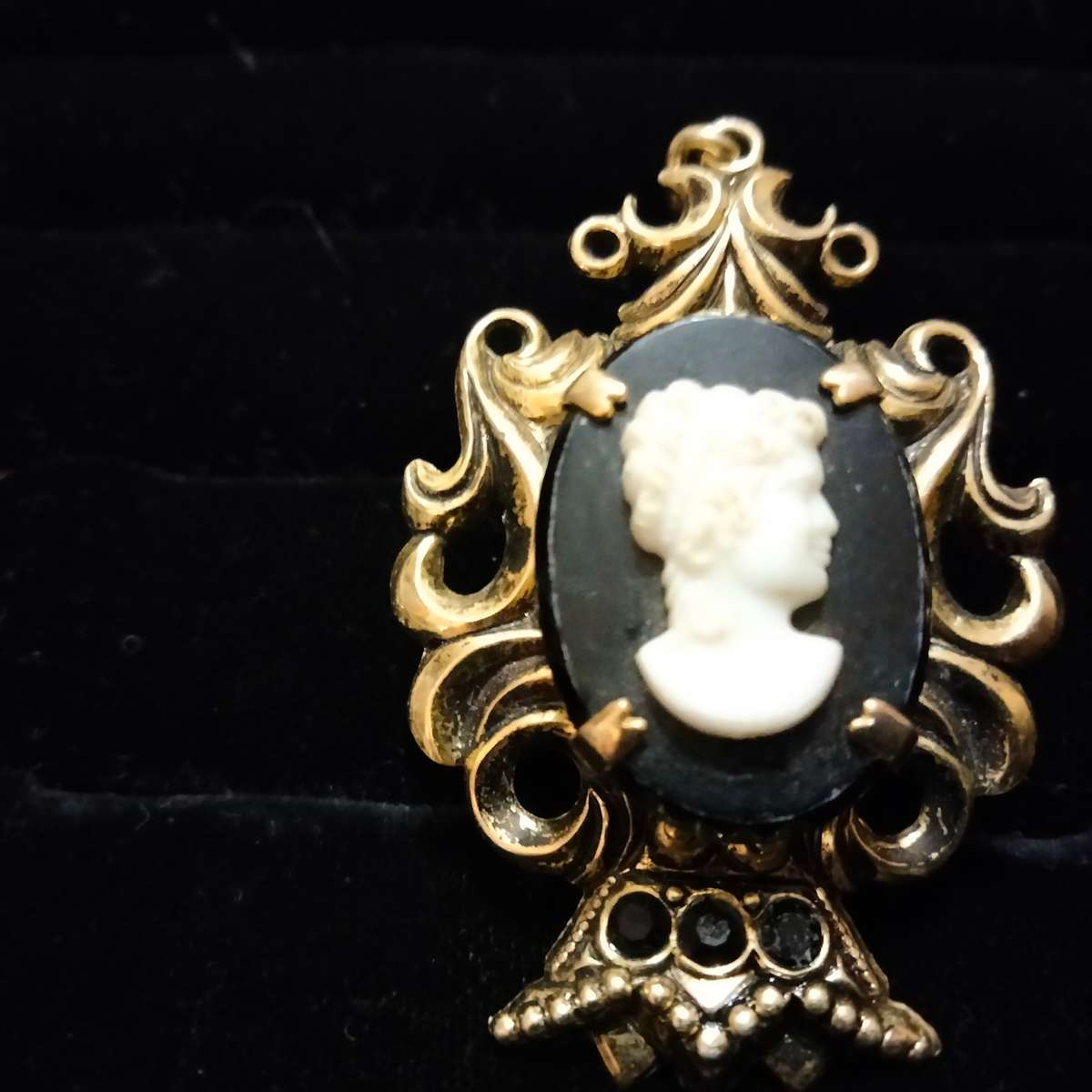 Necklace -Cameo Pendant 3 stonesFiligree  composite black Lobster clasp metal chain