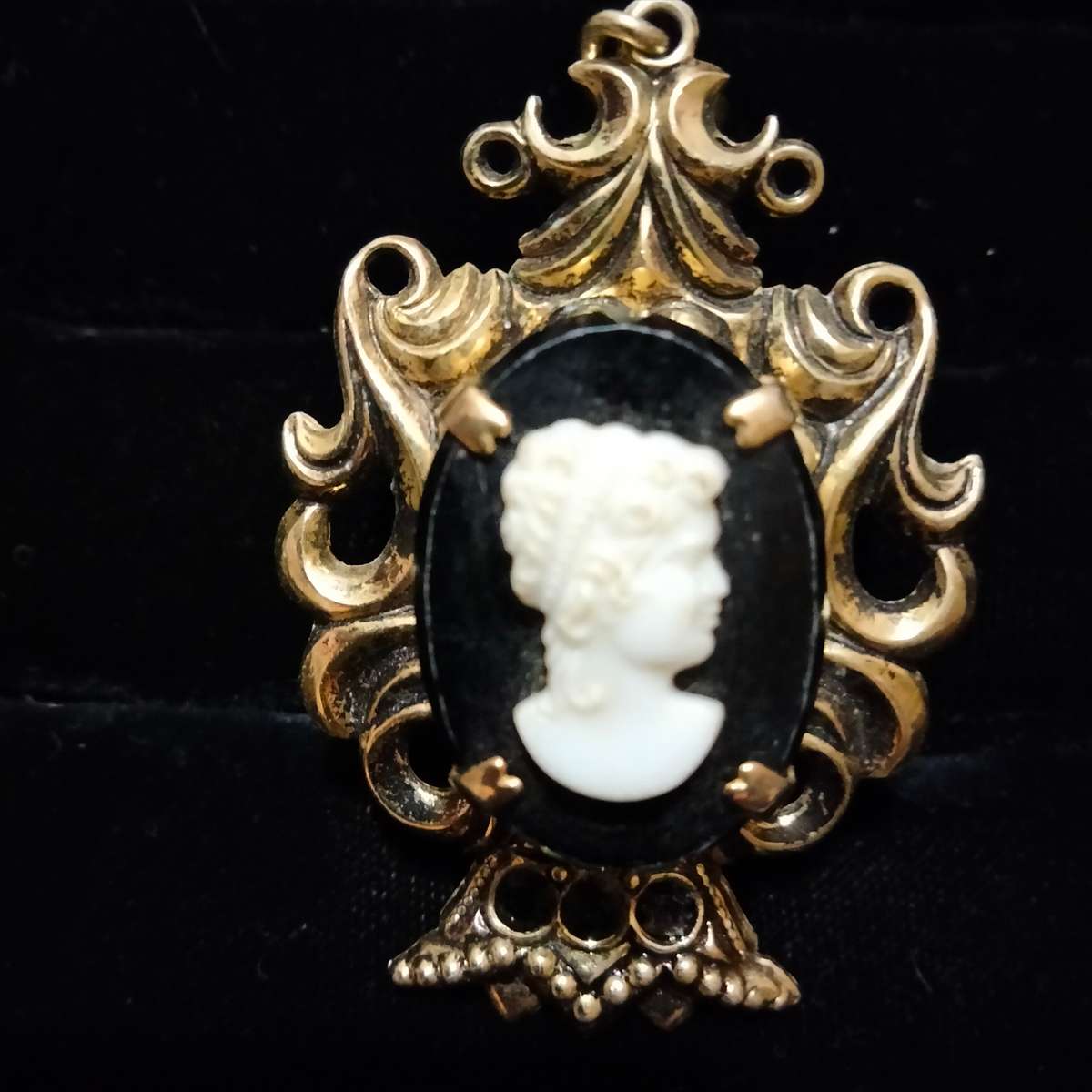 Necklace -Cameo Pendant 3 stonesFiligree  composite black Lobster clasp metal chain