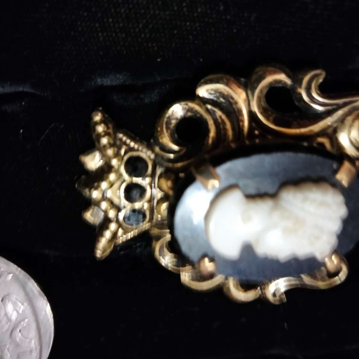 Necklace -Cameo Pendant 3 stonesFiligree  composite black Lobster clasp metal chain