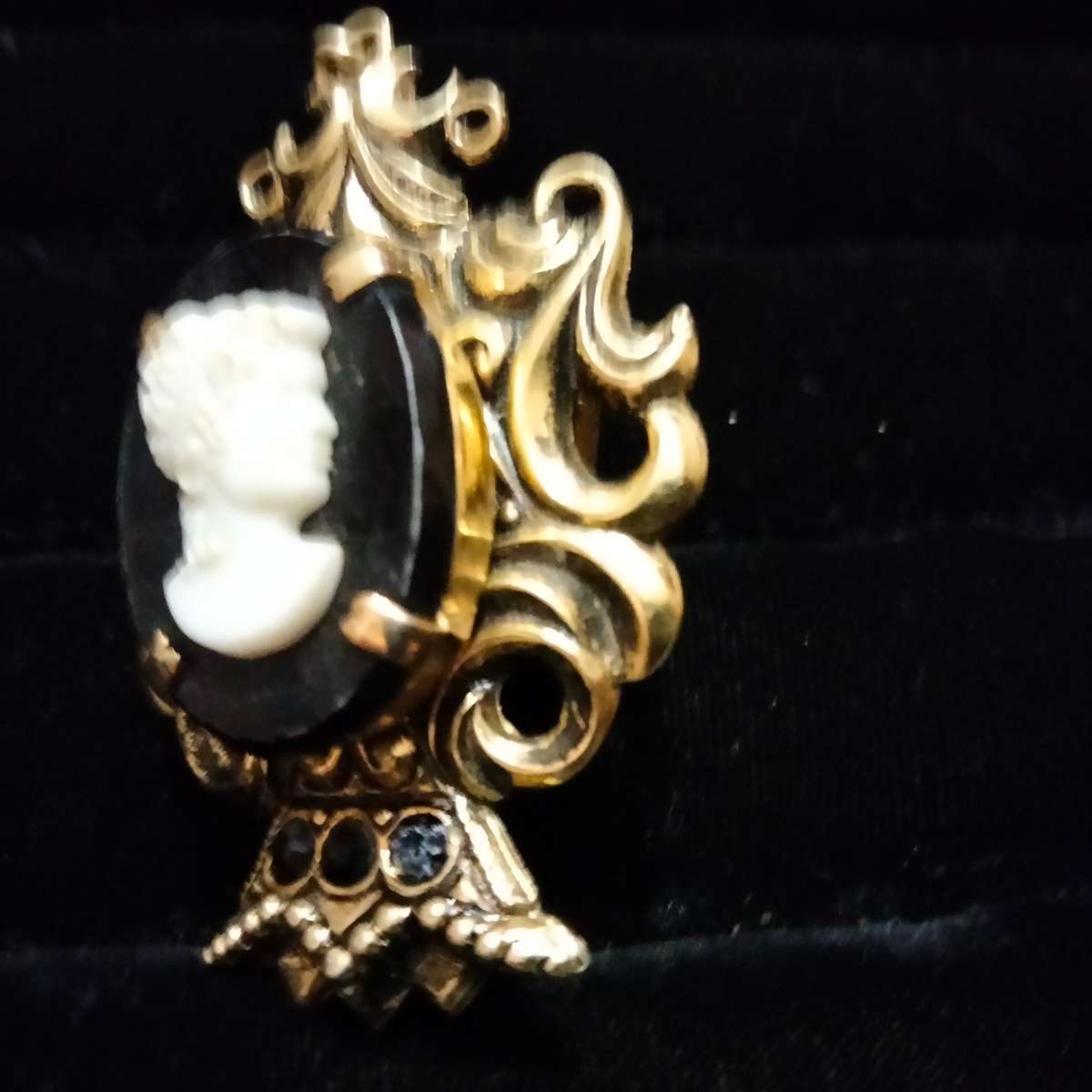 Necklace -Cameo Pendant 3 stonesFiligree  composite black Lobster clasp metal chain