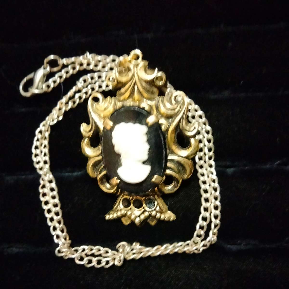 Necklace -Cameo Pendant 3 stonesFiligree  composite black Lobster clasp metal chain