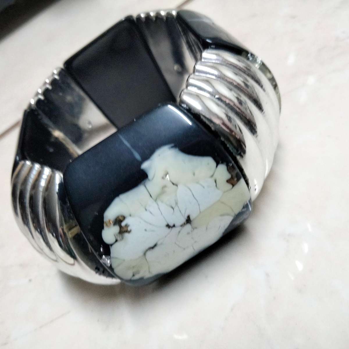 Absolutely STUNNING Bracelet large Silver black+white flower squares stretch elastic