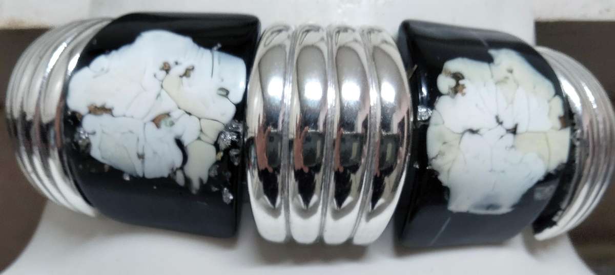 Absolutely STUNNING Bracelet large Silver black+white flower squares stretch elastic
