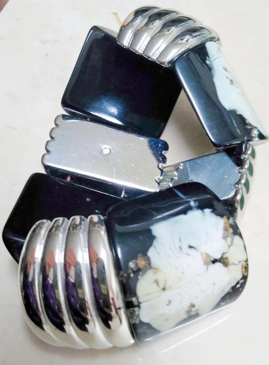 Absolutely STUNNING Bracelet large Silver black+white flower squares stretch elastic